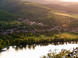 A dombokon hullámzó esti fény  