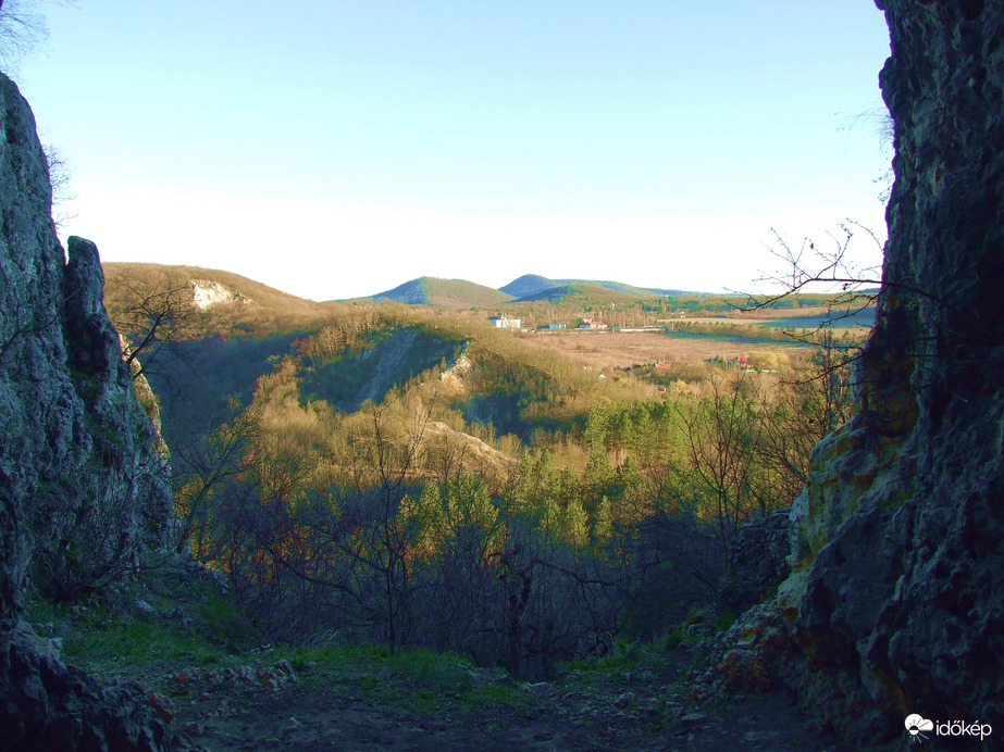 Kilátás a barlangból 
