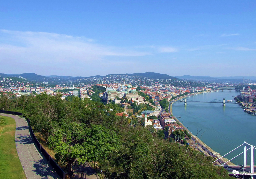 A kőpárkány túloldalán :)
