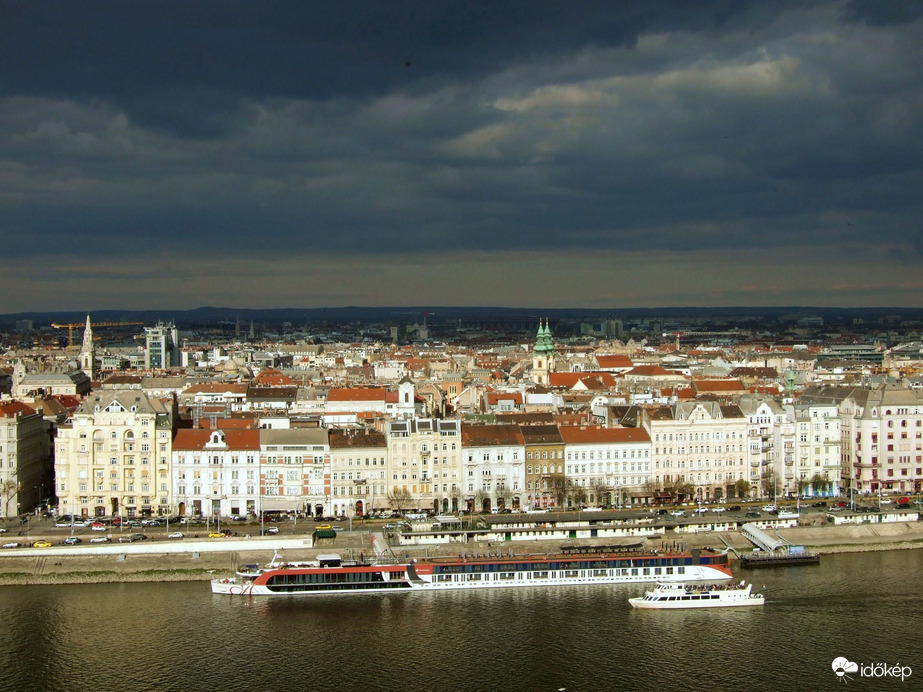 Budapest felett az ég...