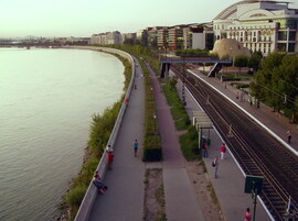 A HÉV-re várva 