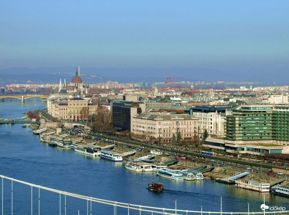 Halad a kis gőzös a modern hajók között :) 