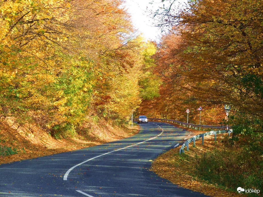 Autó egy szerpentinen :) 