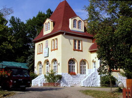 Turistaház az erdőszélen 