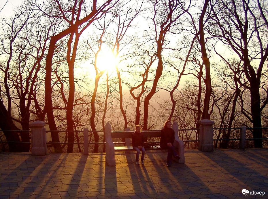 Fénysugarak a hegytetőn 