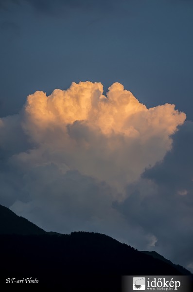 Zivatarfelhő alkonyatkor