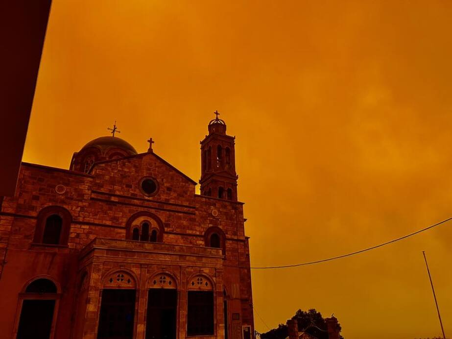 A Kükládok szigetcsoporthoz tartozó Szirosz égboltja is vörössé vált