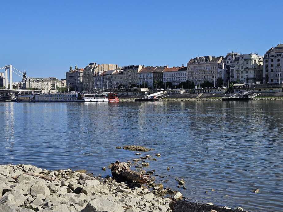 Kibukkant a víz alól az Ínség-szikla 2