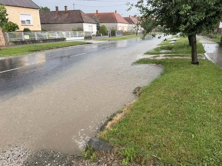 Alsópáhokon megteltek az árkok vízzel