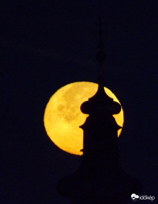Hód szuperhold novemberben, az Egri Rác templom mögött