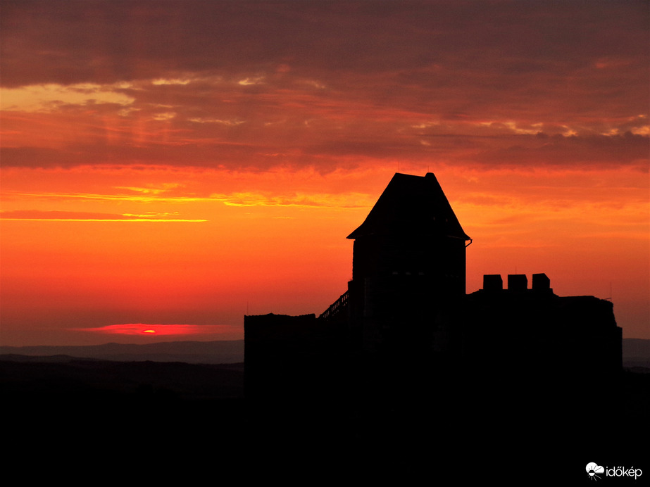 Csodás napnyugta a Hollókői vánál