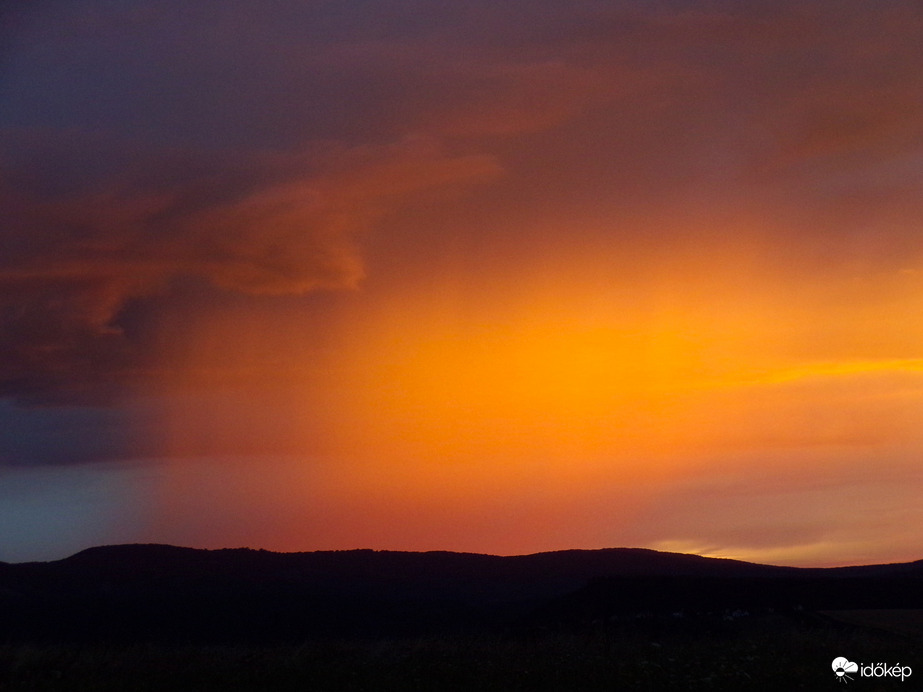 Eső függönyt megvilágítja a napkelte