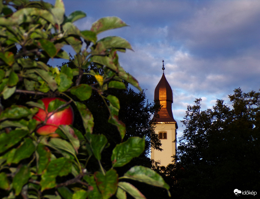 Lassan őszbe fordul