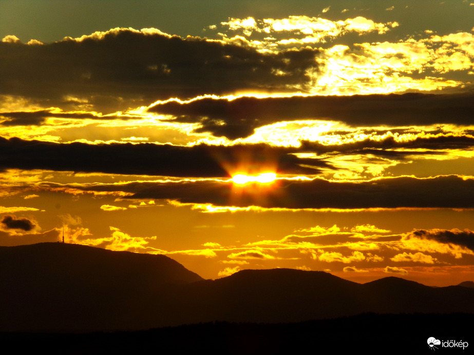 Arany fények a Mátra felett