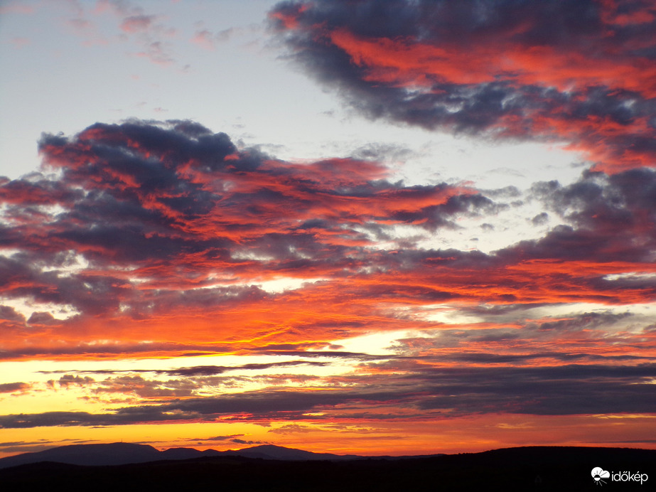 Tüzes napnyugta a Mátra felett