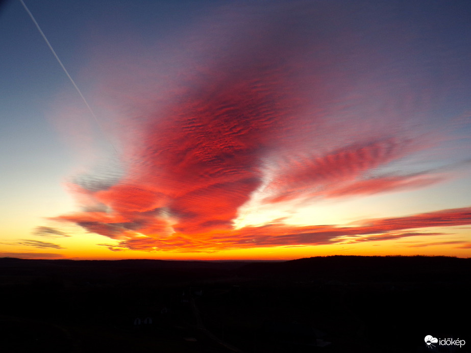 A felkelő Nap főnixet festett az égre