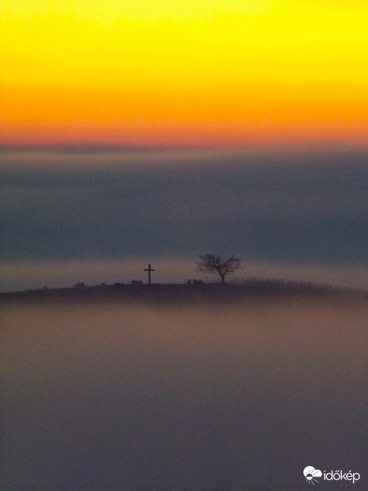 Napkeltekor, 5 perc alatt a völgyekből felkúszó köd mindent beborított