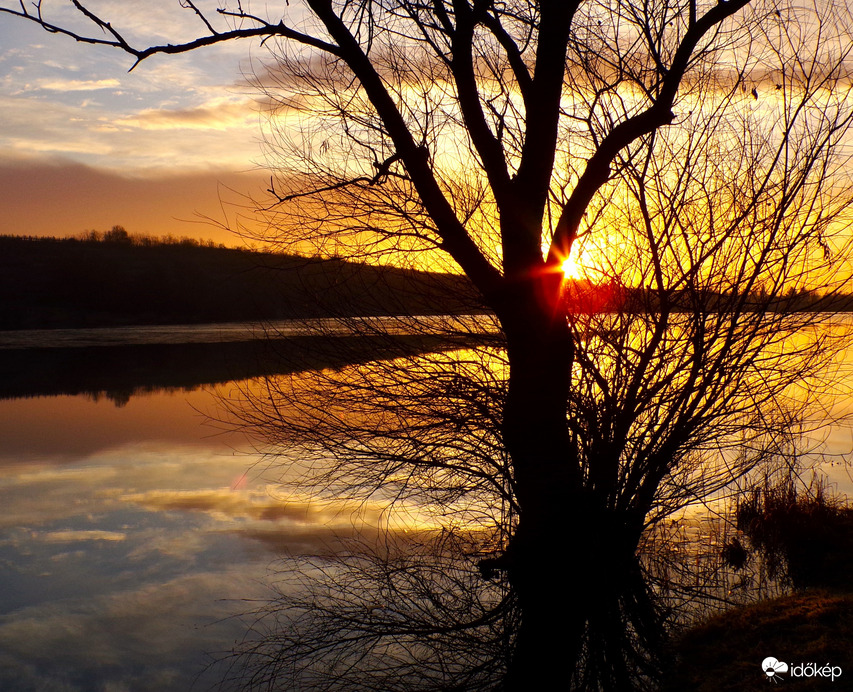 Tópart napkelte idején