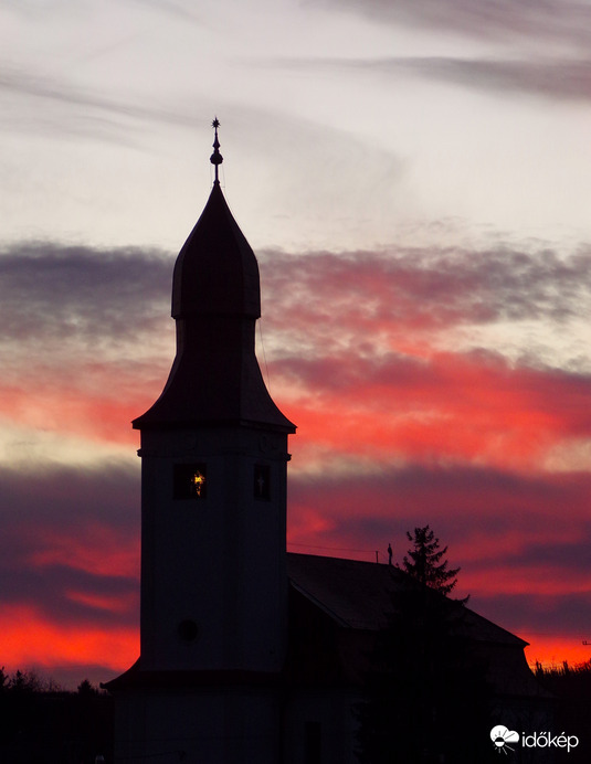 Sziluett égő naplementében