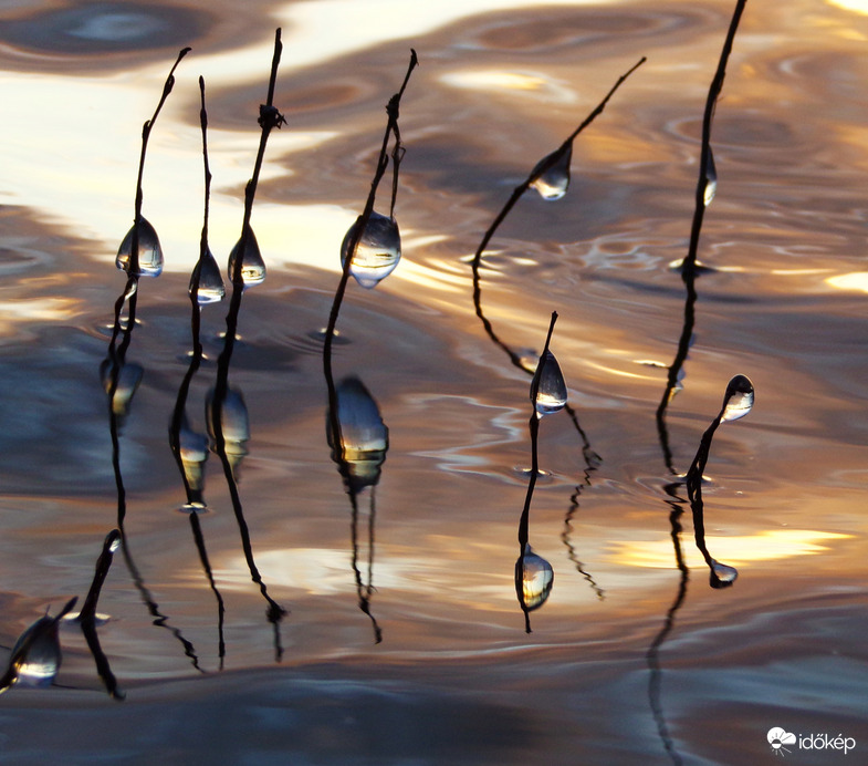 Kezdődő jegesedés a tavon