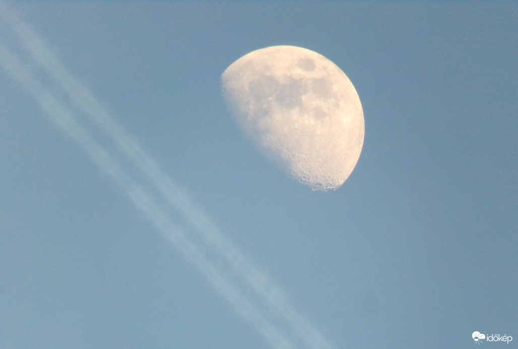 A repülőről lemaradtam, csak a kondenzcsík maradt :)