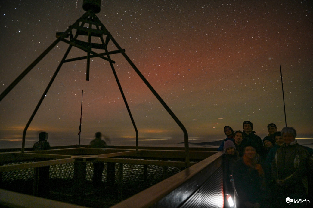 Lelkes csapat a Zengő kilátóban SAR-ívvel