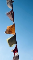 Zászlók és kék ég.