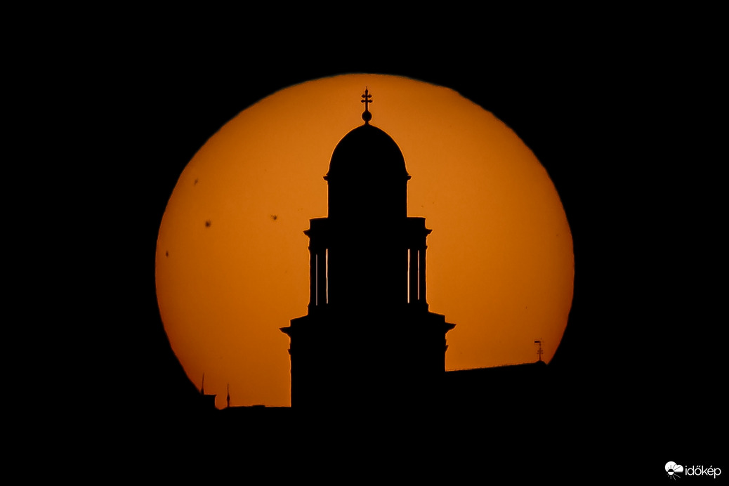 Pannonhalmi Főapátság harangtornya a nyugvó Nap előtt
