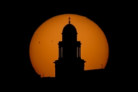 Pannonhalmi Főapátság harangtornya a nyugvó Nap előtt