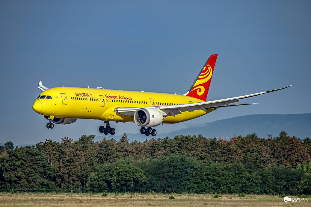 Reggeli fényekben érkező egyedi festésű Hainan Airlines