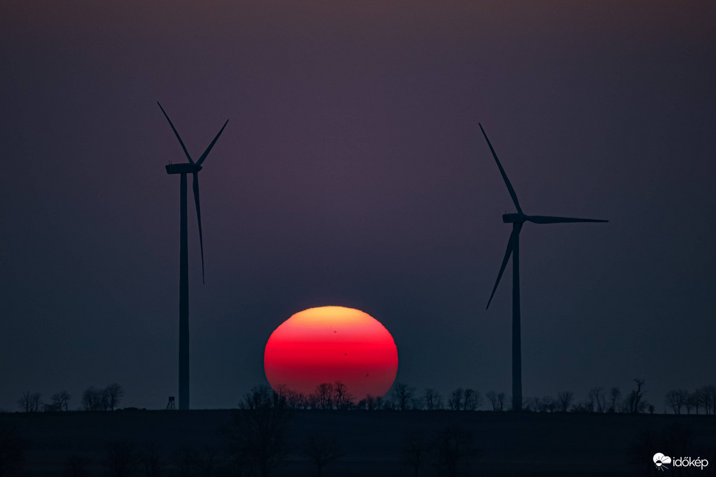 Mai naplemente a Nagyigmándi szélerőműveknél