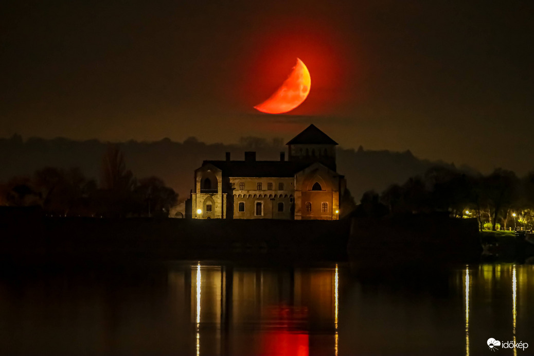 Növekvő 40%-os Hold nyugszik a hajnali órákban, Tatán