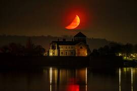 Növekvő 40%-os Hold nyugszik a hajnali órákban, Tatán