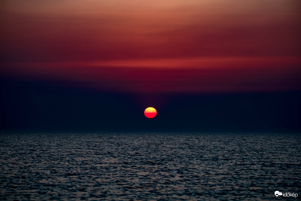 Sivatagi hangulatú naplemente a Balatonon