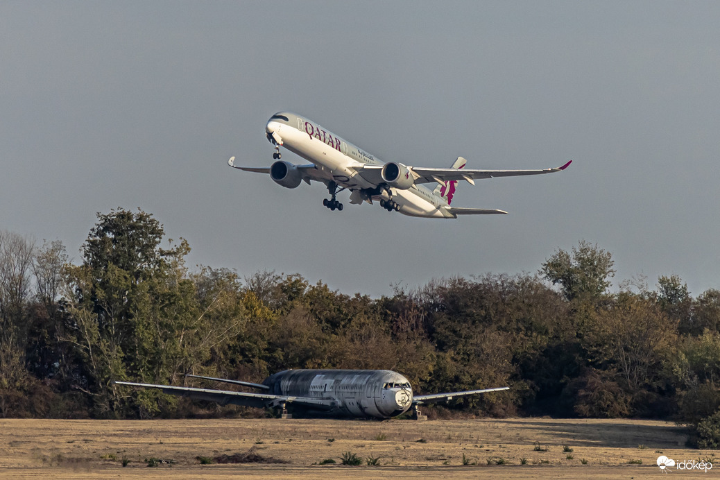 Qatar A350-1041