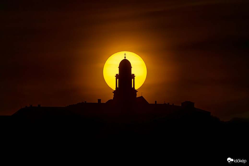 Tegnapi naplemente Nyalka határából, a Pannonhalmi Főapátság sziluettjével
