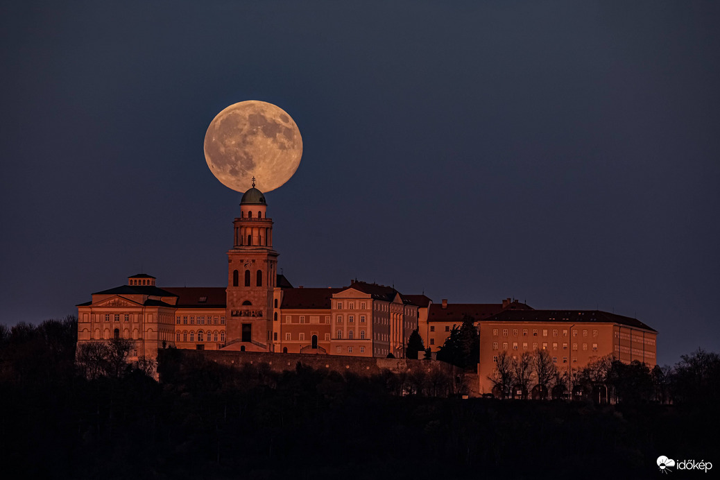 Novemberi telihold a Pannonhalmi Főapátsággal