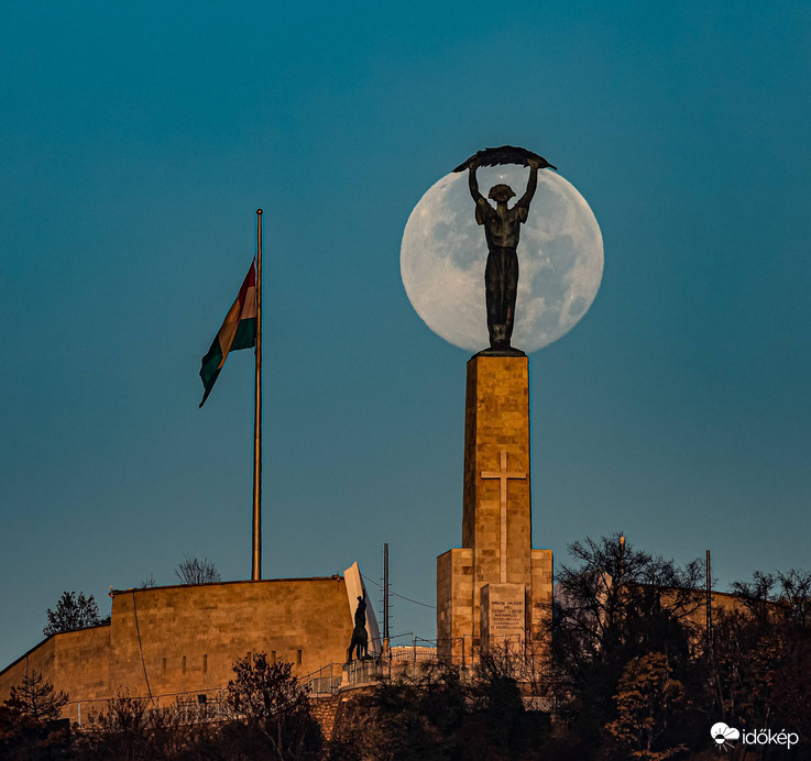 Nyugvó telihold a Szabadság-szobor mögött