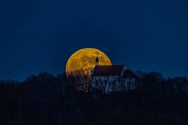 2026 első teliholdja ébred a Boldogasszony kápolna mögött, Pannonhalmán