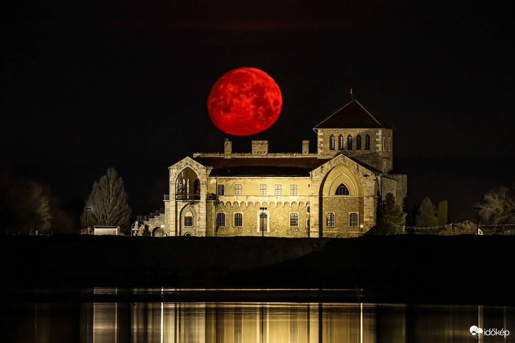 Márciusi növekvő 92%-os Hold nyugszik ma reggel, Tatán