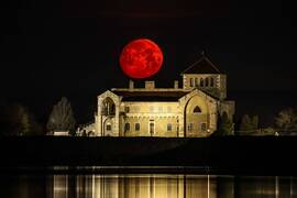 Márciusi növekvő 92%-os Hold nyugszik ma reggel, Tatán