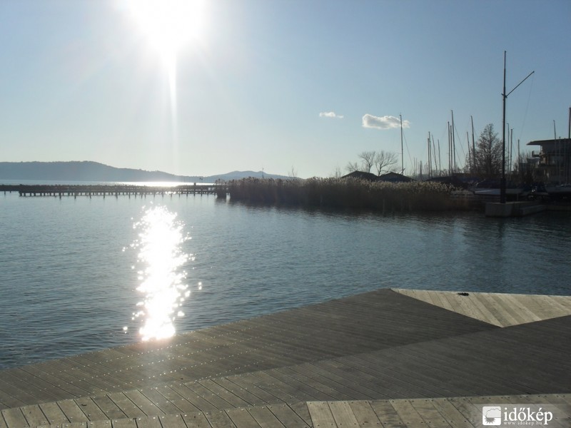 A Balaton téli napsütésben.