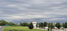 Közeledik