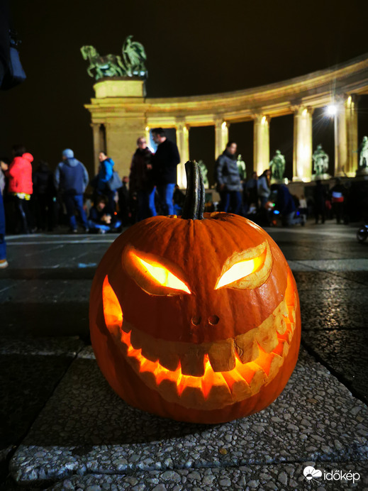 Halloweeni fellépés a Hősök terén 