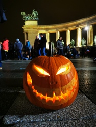 Halloweeni fellépés a Hősök terén 