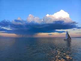 Esti felhők a Balaton közepén
