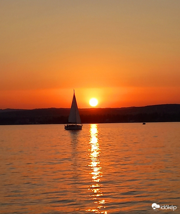 Csodás naplemente a Balcsi közepéről...