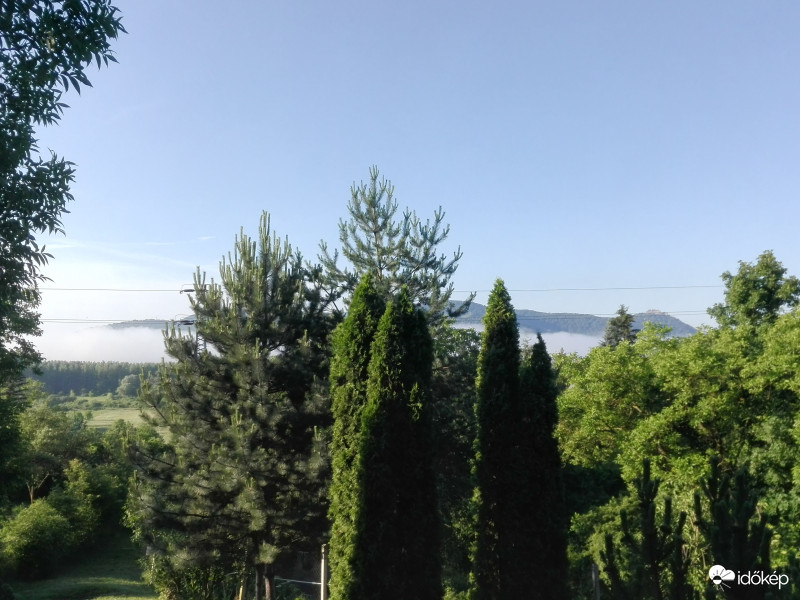 Reggeli párás Dunakanyar. Talán látszik valamennyire. Gyönyörű volt. 