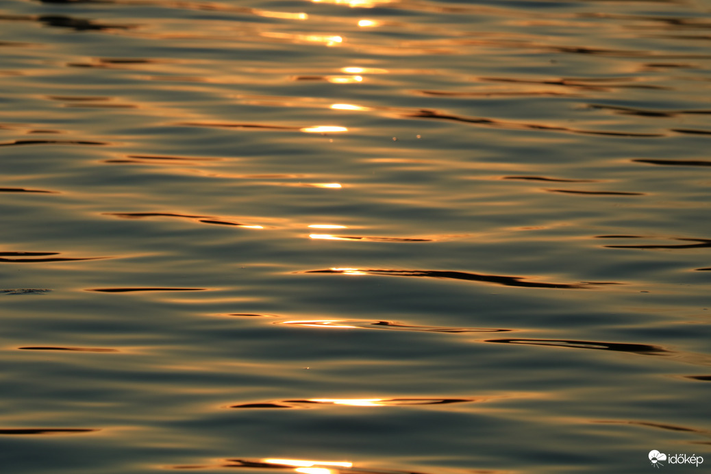 Hullámokon táncoló napsugarak