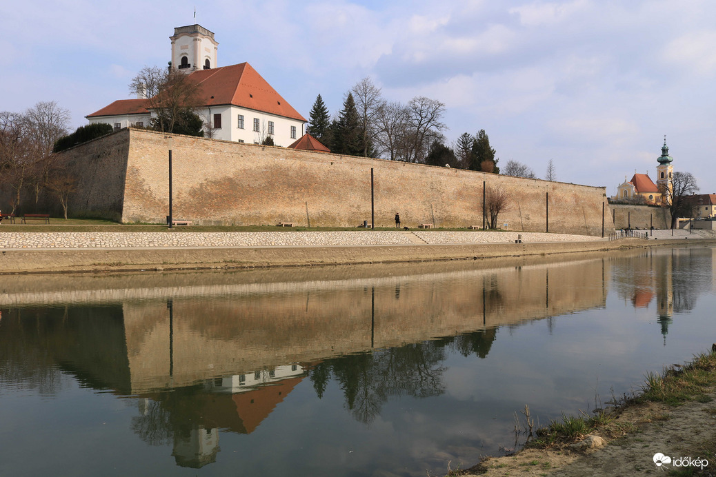 A vár is végre jó időt vár